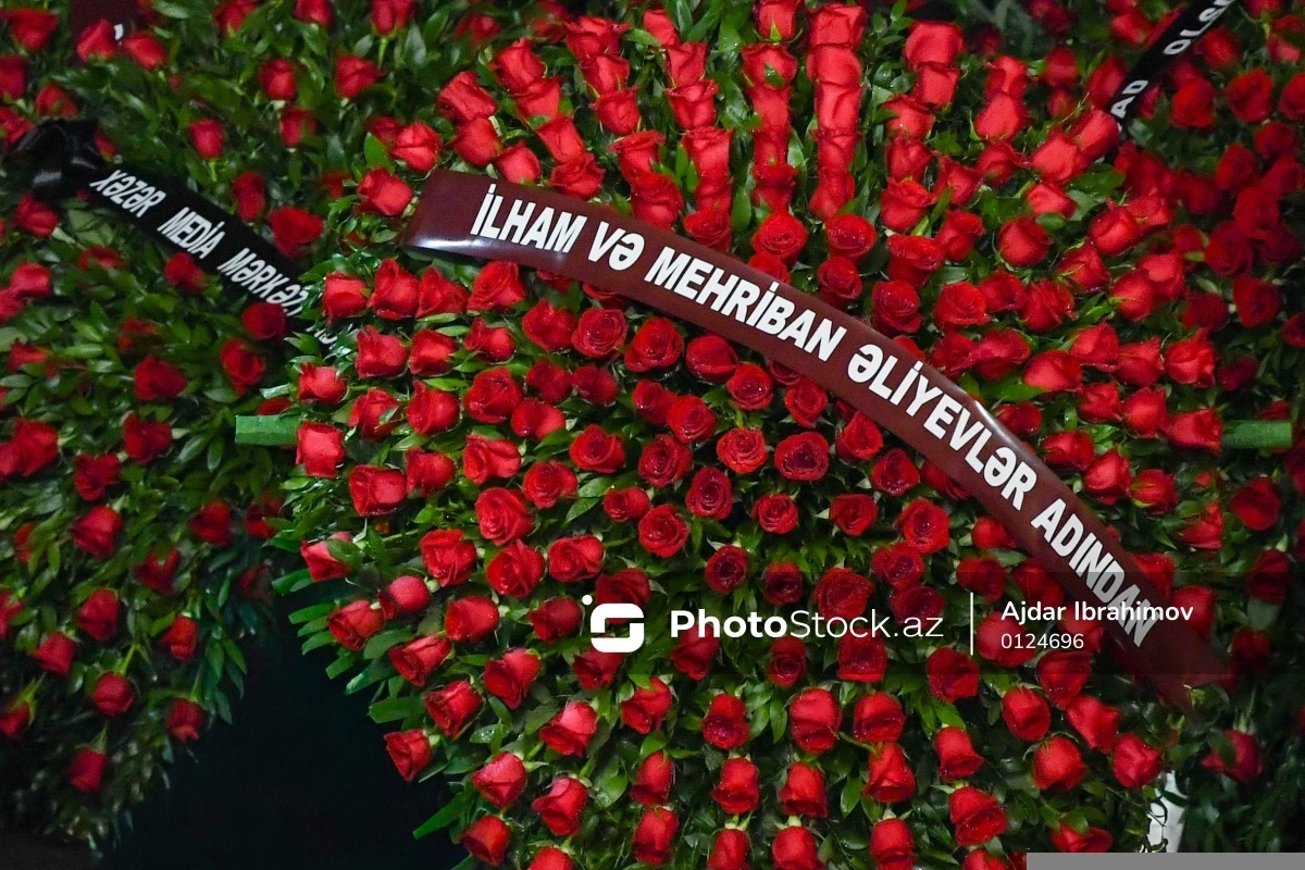 Ильхам Алиев и Мехрибан Алиева  направили венок на церемонию прощания с Джабиром Имановым