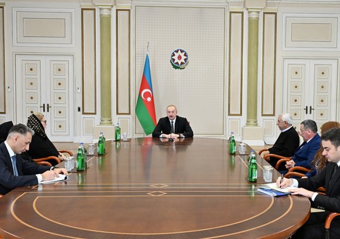 Ильхам Алиев встретился с семьями погибших в авиакатастрофе членов экипажа AZAL и выжившими бортпроводниками