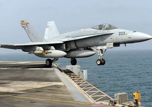 Истребитель упал с авианосца ВМС США в Красное море