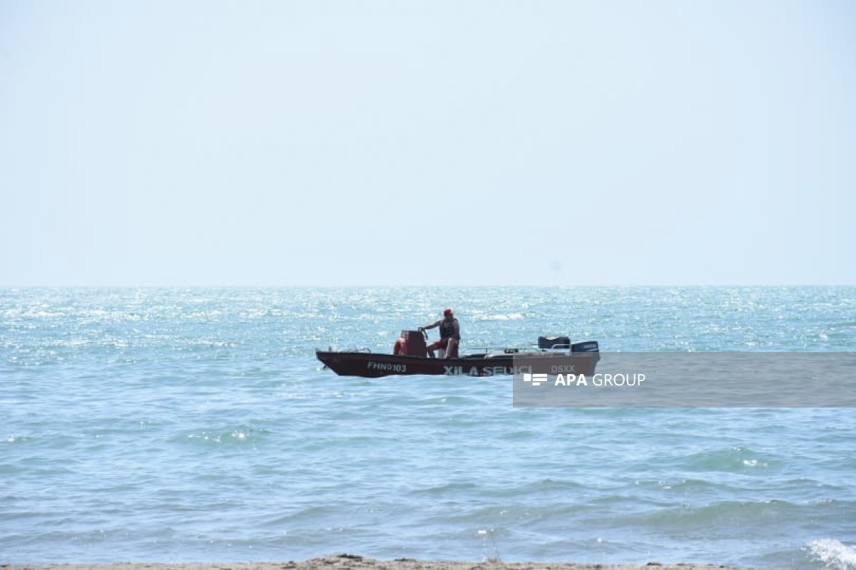 Из трёх человек, утонувших в море в Бузовна, один спасён, найдено тело 12-летнего мальчика