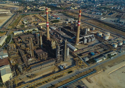 К тушению пожара на НПЗ привлечены вертолеты