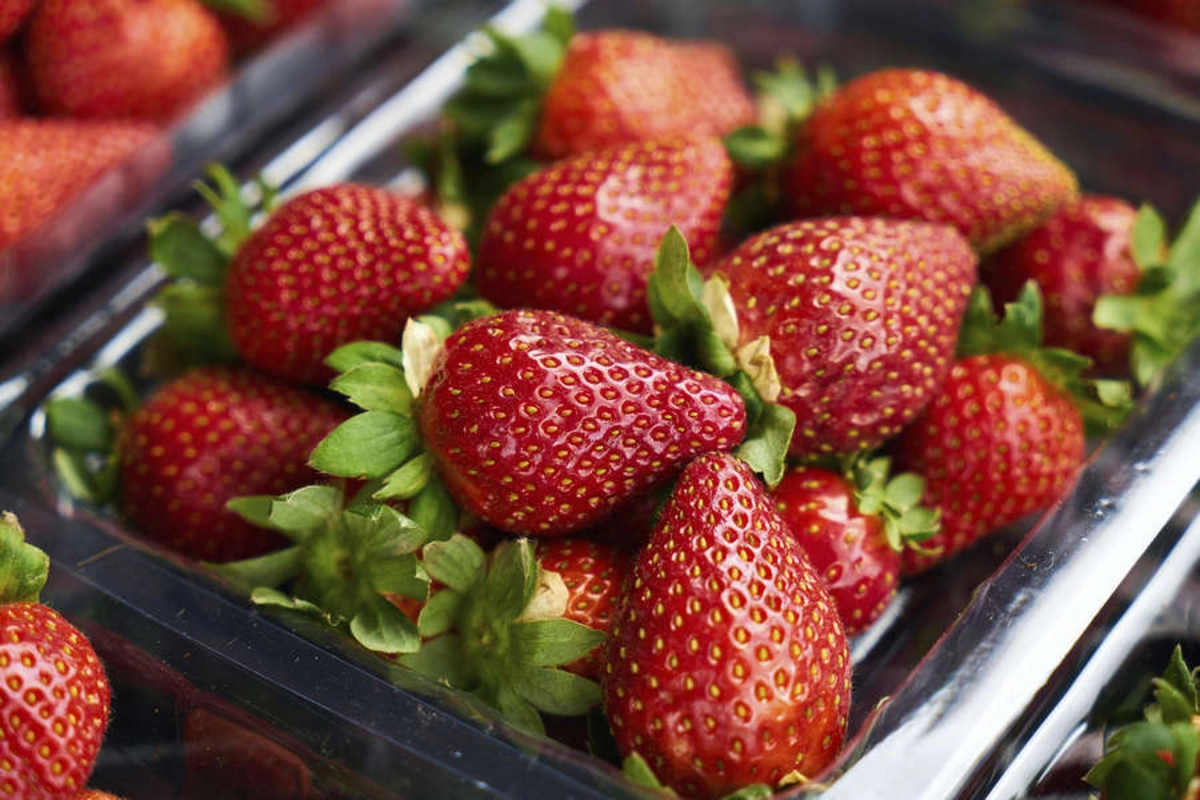 Какие продукты естественно отбеливают зубы?