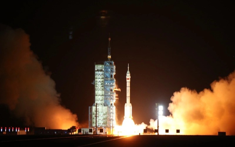 Китай запустил пилотируемый космический корабль "Шэньчжоу-23"