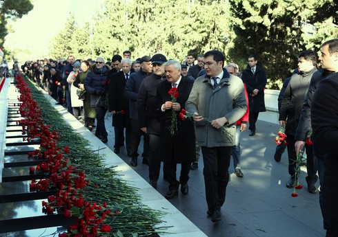 Коллектив Министерства экономики посетил Аллею шехидов