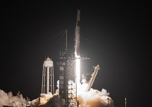 Корабль SpaceX стартовал в первый в истории орбитальный полет над полюсами Земли