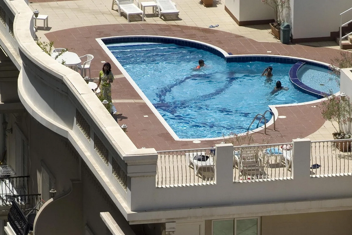 Купающиеся в бассейне во время землетрясения в Бангкоке туристы попали на видео