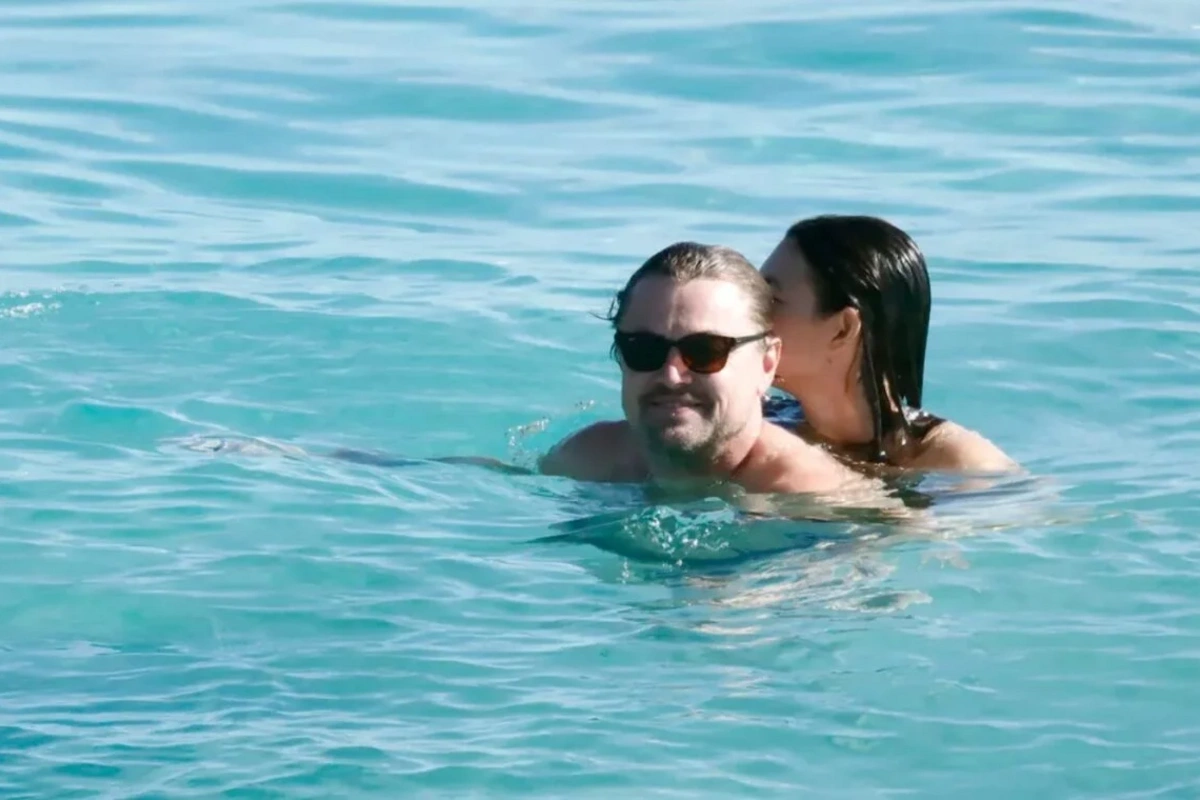 Леонардо Ди Каприо засняли за поцелуем с супермоделью на яхте