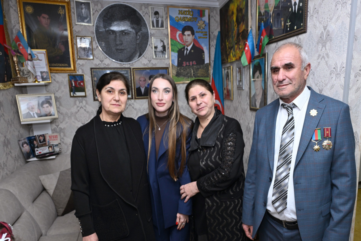 Лейла Алиева и Алена Алиева посетили Гянджинский мемориальный комплекс и семью Национального героя Натигa Гасымова