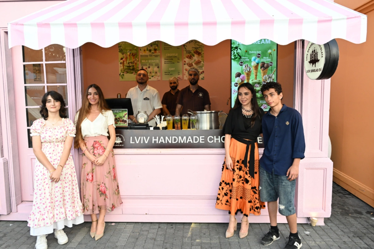 Лейла Алиева и Арзу Алиева посетили летний фестиваль CandyFest и посмотрели шоу цирка на воде "Волшебная жемчужина"