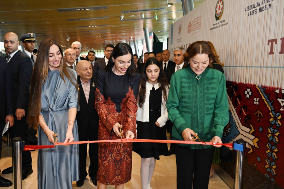 Лейла Алиева и Арзу Алиева приняли участие в открытии иммерсивной выставки "Искусство ковров Рабата"
