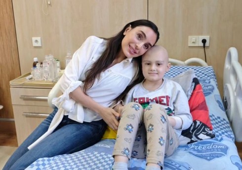 Лейла Алиева навестила детей, проходящих лечение в Национальном центре онкологии в Баку