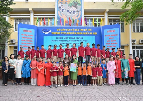 Лейла Алиева посетила в Ханое школу для лиц с ограниченными возможностями зрения