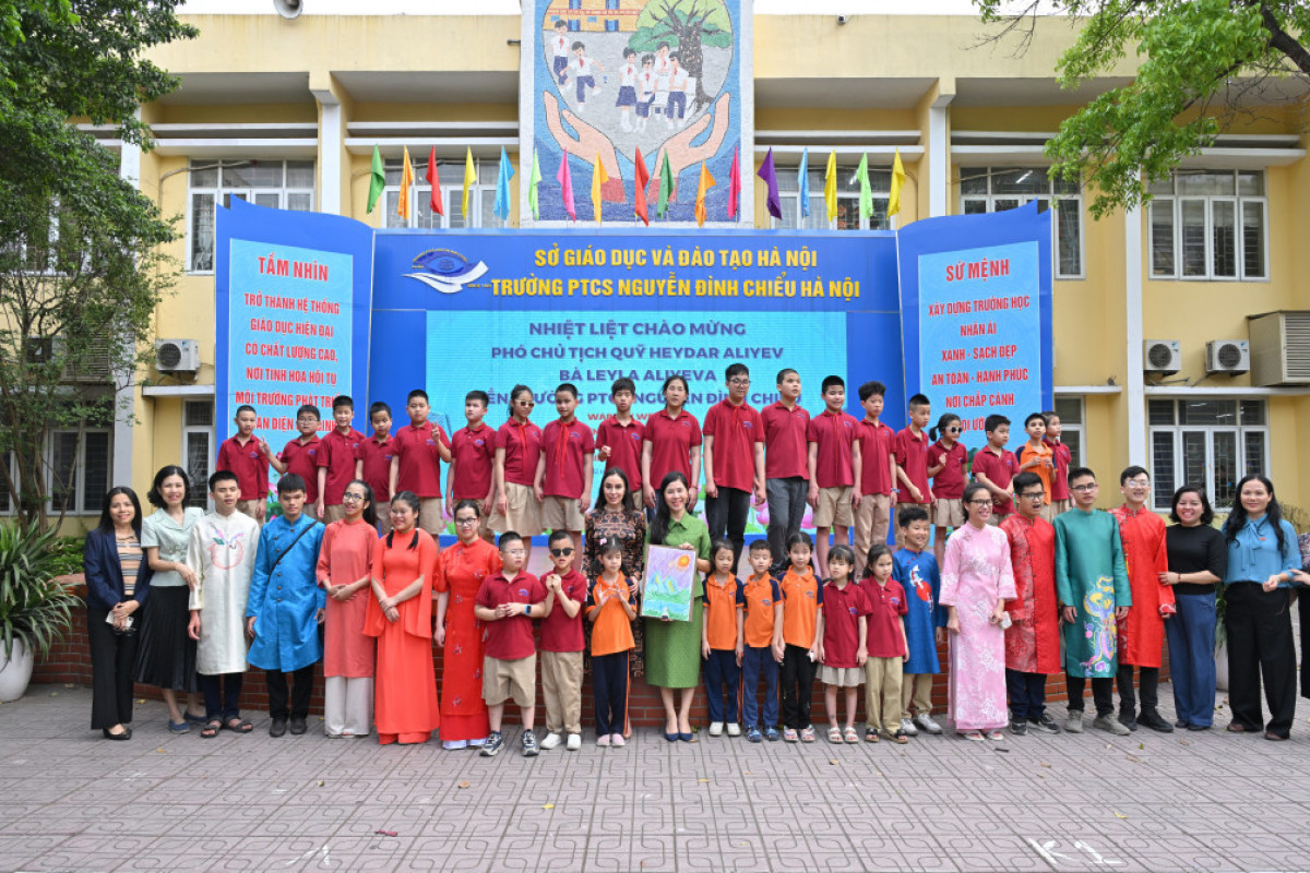 Лейла Алиева в Ханое побывала в школе для лиц с нарушением зрения