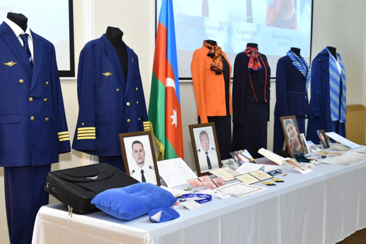 Личные вещи членов экипажа потерпевшего крушение самолета AZAL переданы в Музей истории