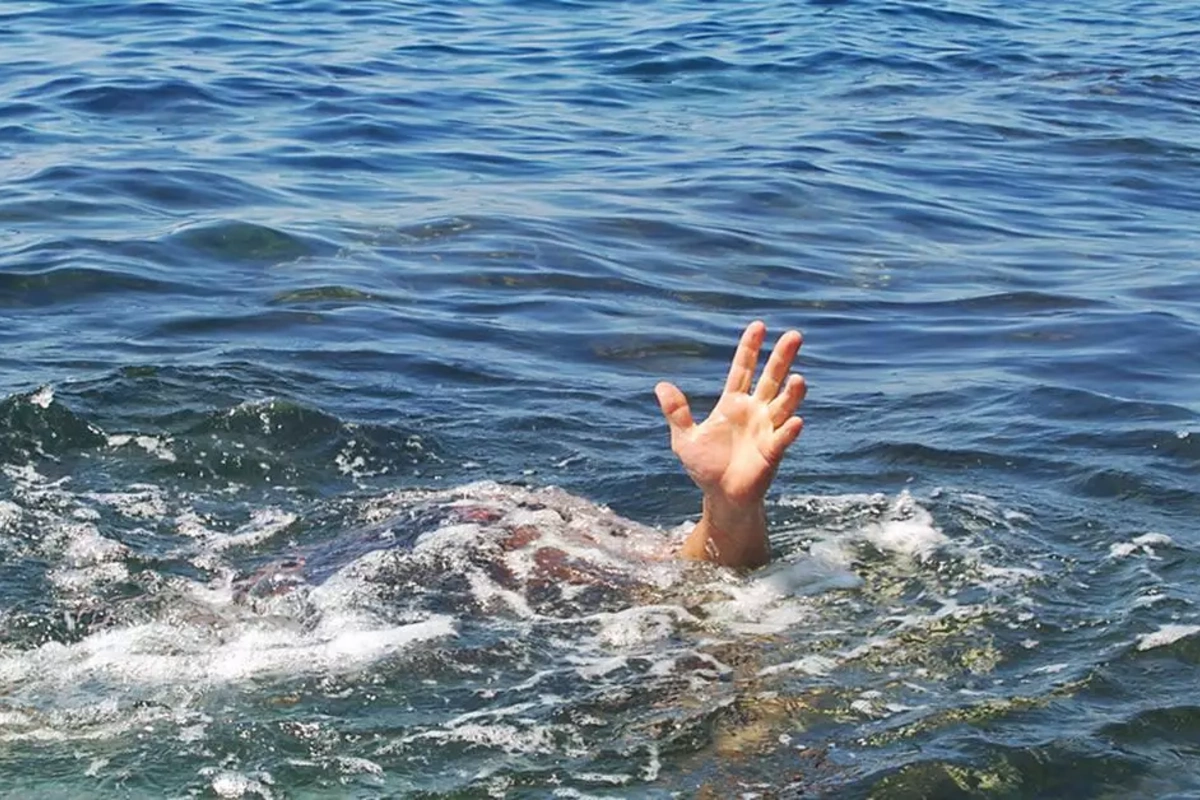 МЧС Азербайджана ведет поиски утонувшего в море молодого человека