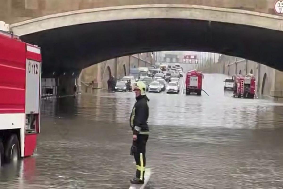 МЧС: Отвод воды с «Багировского моста» в Баку продолжается непрерывно - ВИДЕО
