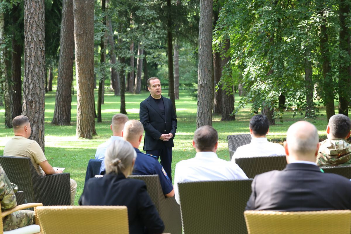 Медведев: без миграционной политики страна может "треснуть"