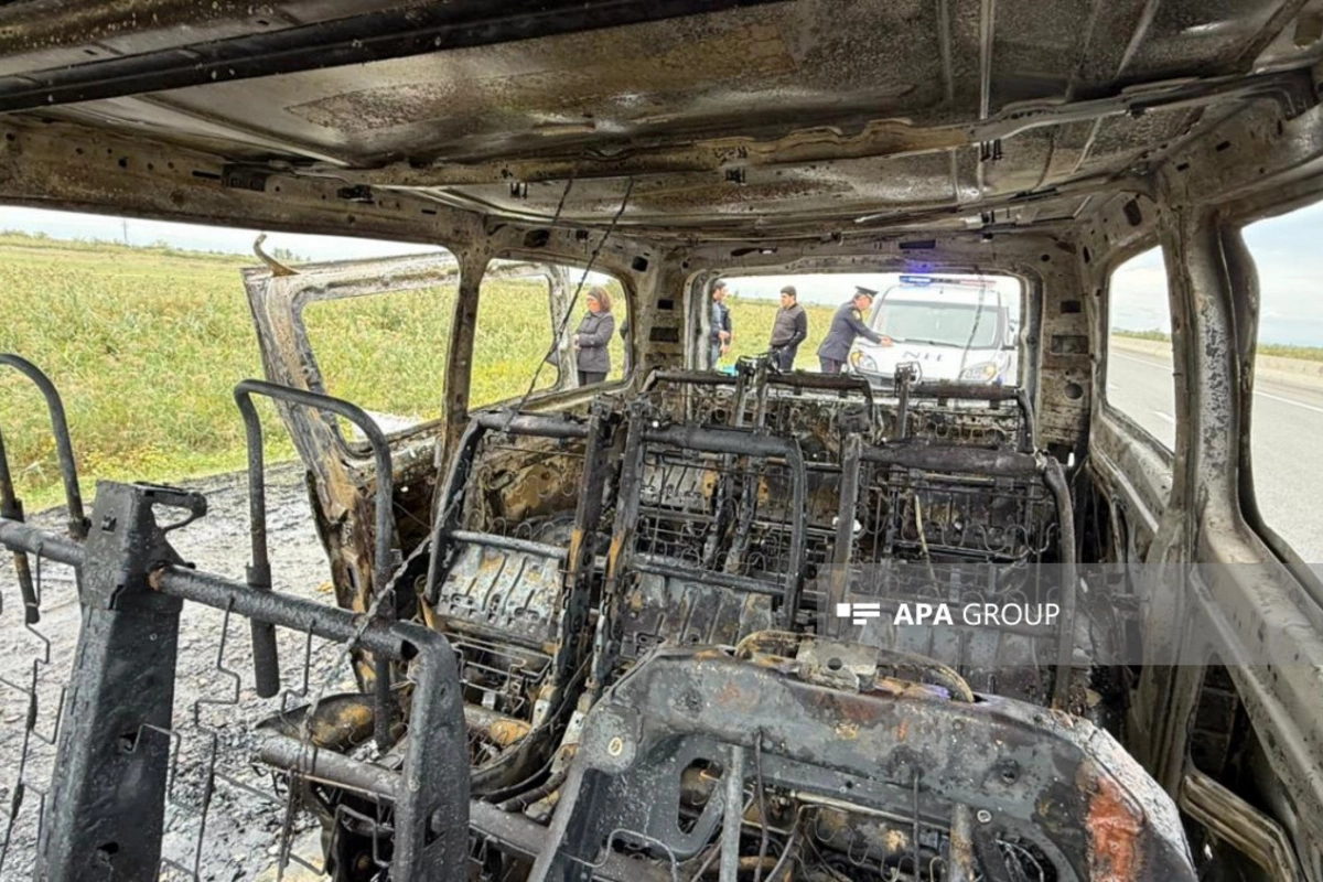 Mercedes Vito сгорел дотла на трассе Баку-Газах