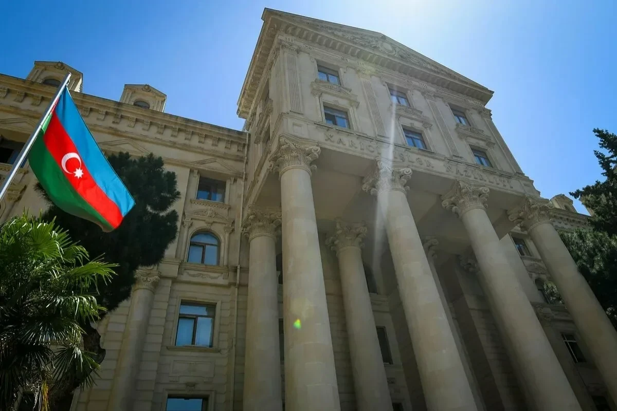 МИД Азербайджана: Желаем, чтобы наш трехцветный флаг всегда развевался высоко
