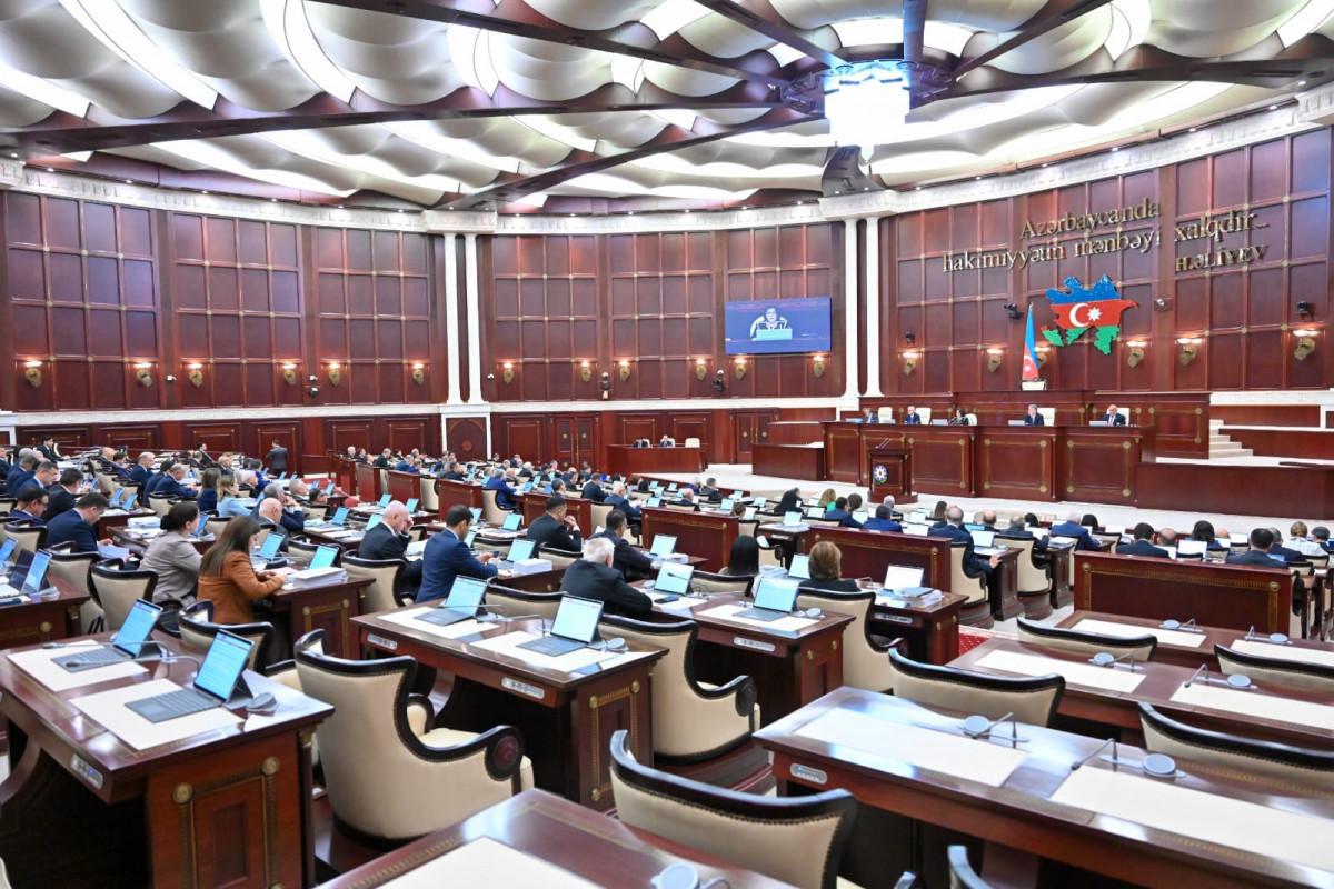 Милли Меджлис уходит в отпуск