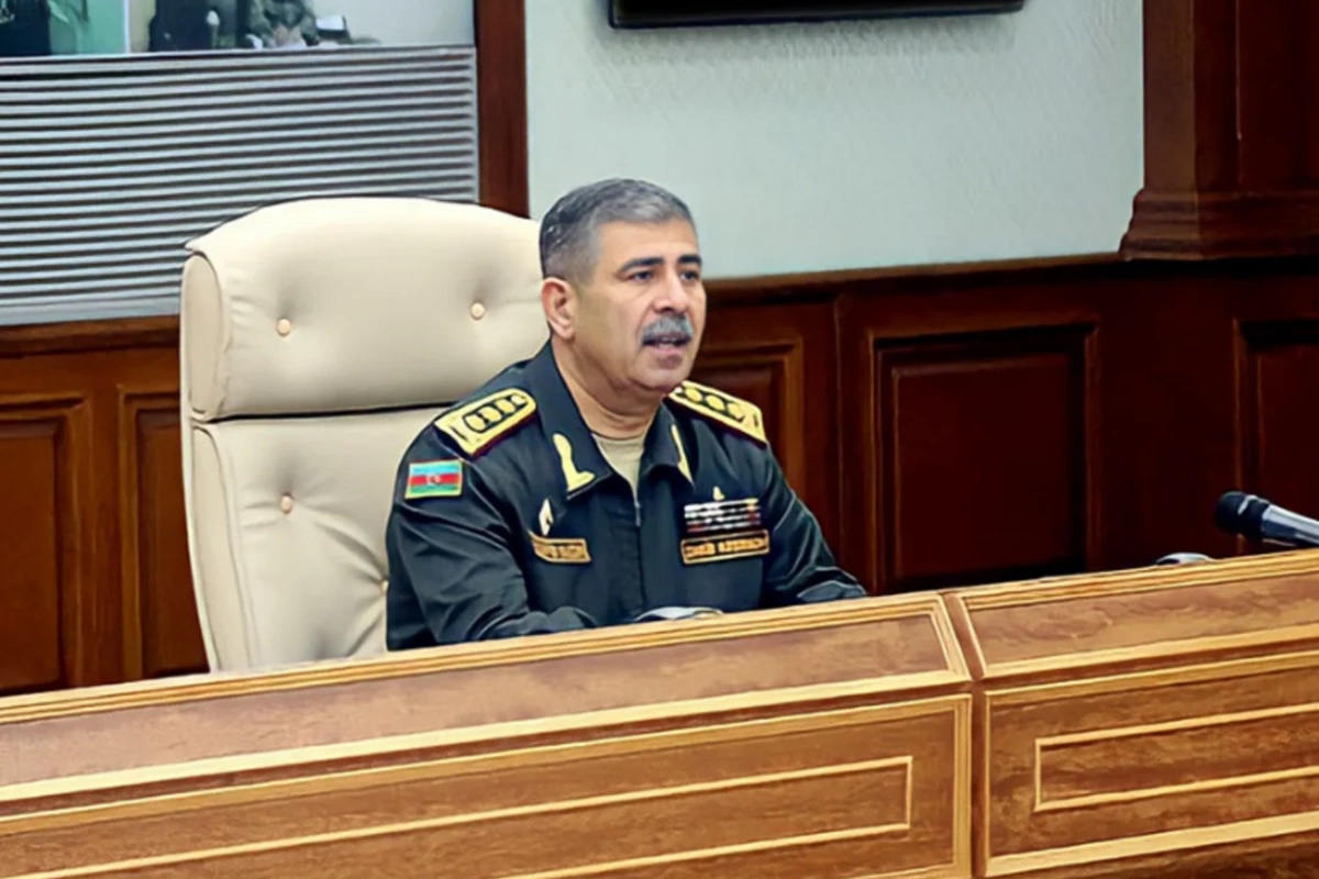 Министр обороны Закир Гасанов провел заседание и дал поручения