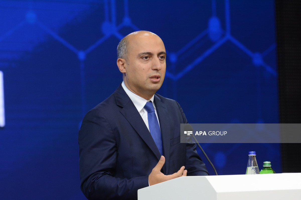 Министр: В Азербайджане на каждые 9 учащихся приходится 1 компьютер