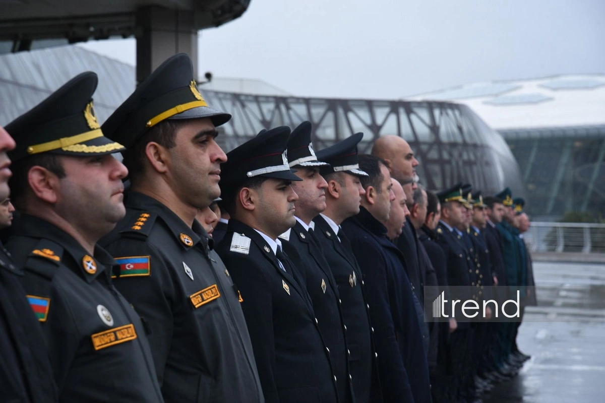 Минутой молчания почтена память погибших в результате крушения самолета AZAL