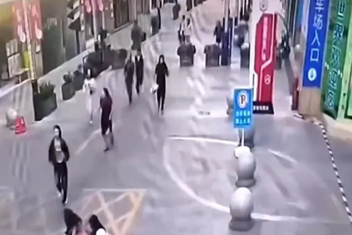 Мощный водопад с небоскреба смыл толпу при землетрясении в Бангкоке