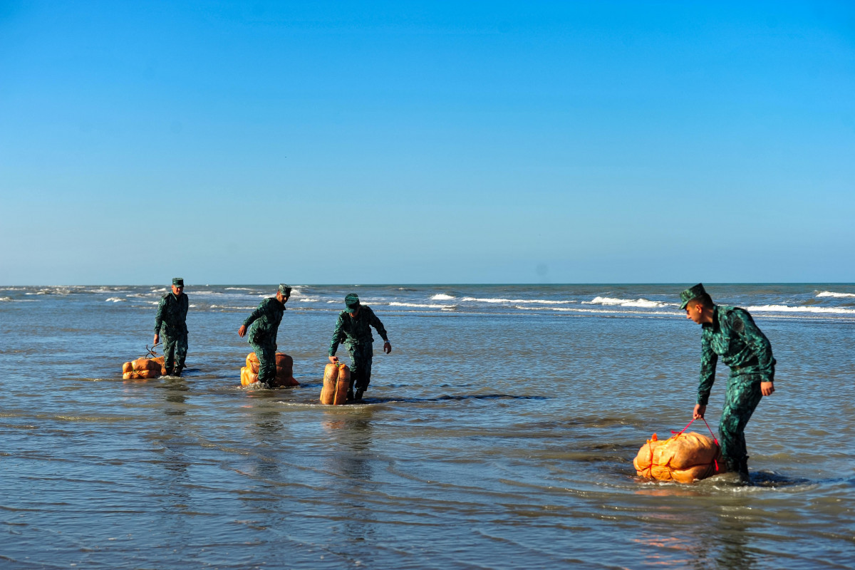 На азербайджанском побережье Каспия обнаружено более 205 кг наркотиков - ФОТО-ВИДЕО