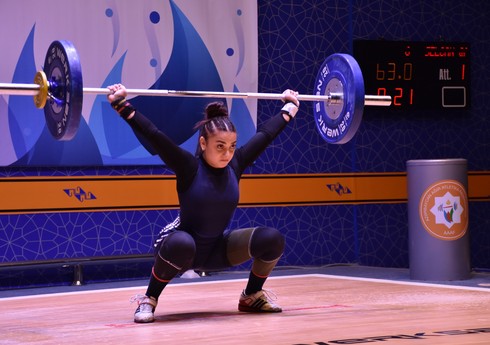 На чемпионате Азербайджана по тяжелой атлетике завершились женские выступления