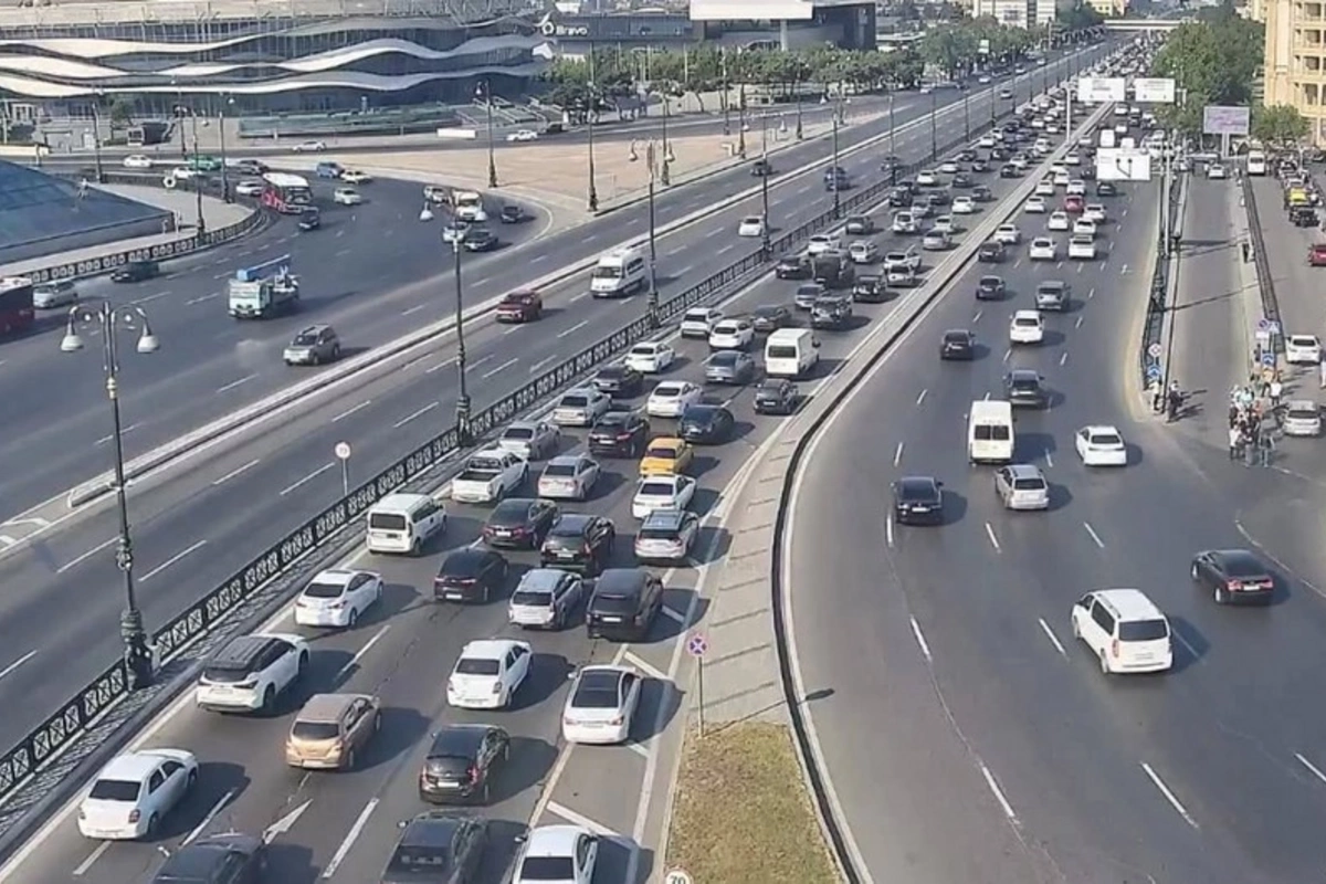 На дорогах Баку наблюдаются пробки в 17 направлениях