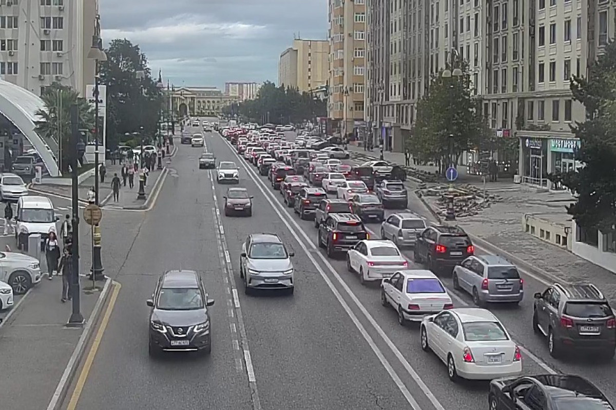 На дорогах Баку введен режим “зеленой волны”