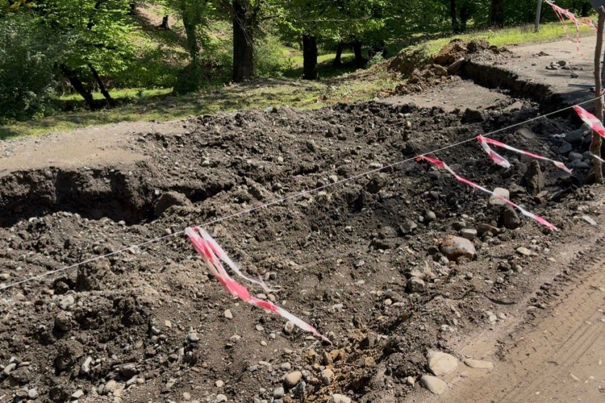 На дороге, соединяющей 7 сёл Лянкяранского района, расширился оползень — ФОТО