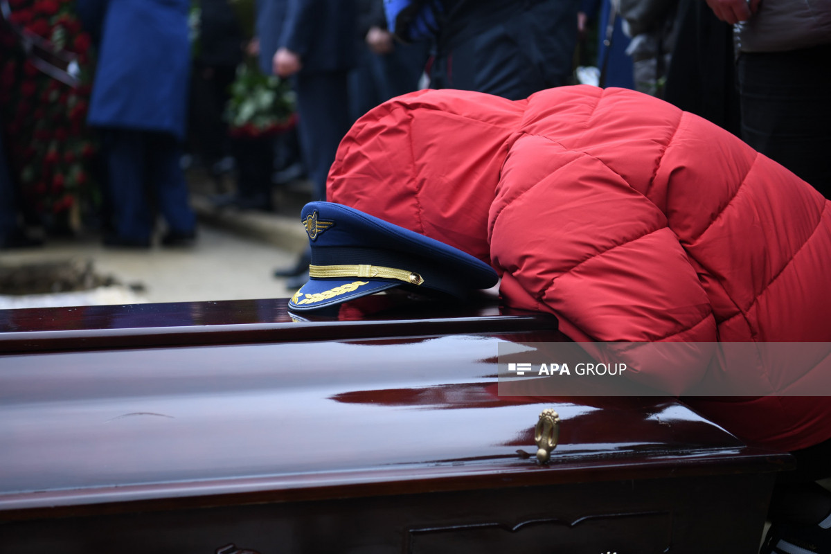 На II Аллее почетного захоронения похоронены члены экипажа, погибшие в авиакатастрофе в Актау -ФОТО-ОБНОВЛЕНО