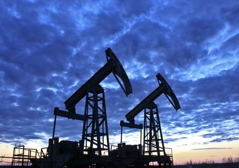 На мировых рынках нефть подешевела более чем на 1%