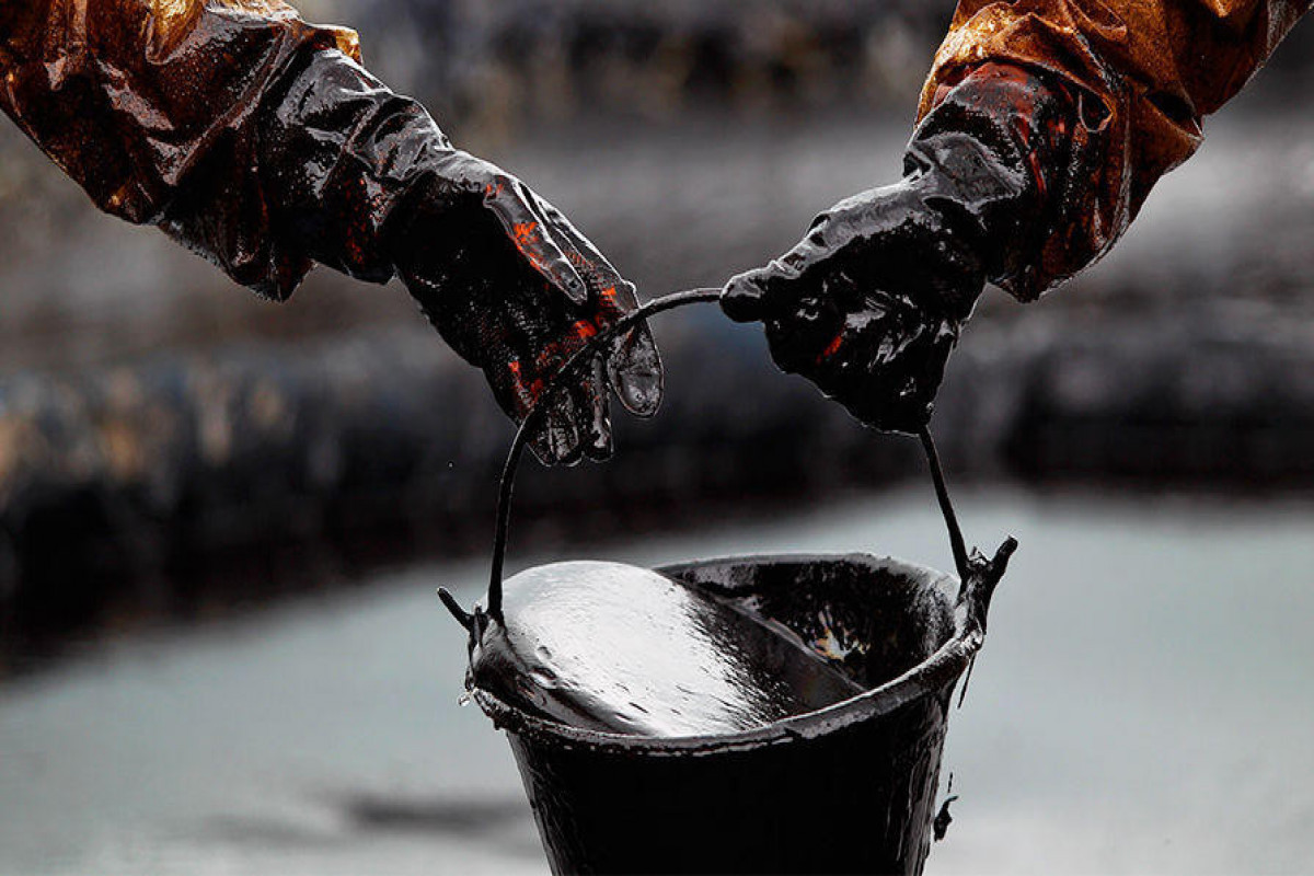 На мировых рынках нефть снова дешевеет