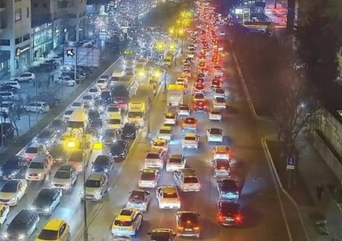 На многих дорогах Баку затруднено движение транспорта