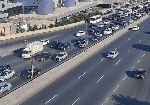 На некоторых улицах Баку затруднено движение транспорта