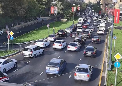 На нескольких улицах Баку затруднено движение транспорта