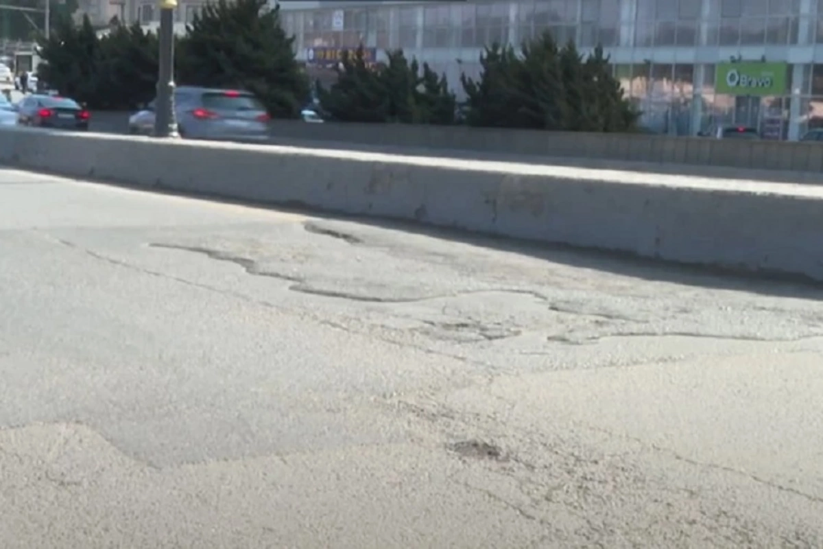 На проспекте Бабека водители рискуют попасть в аварию