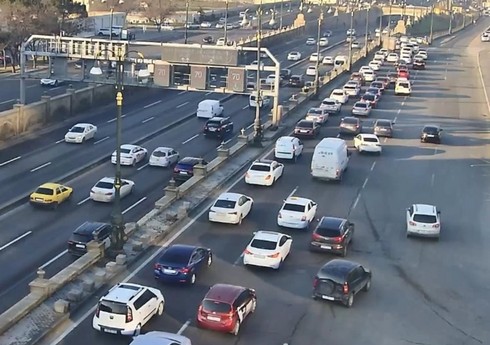 На ряде бакинских улиц и проспектов затруднено движение транспорта