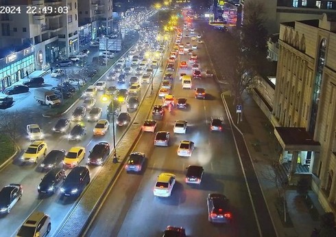 На ряде улиц Баку затруднено движение транспорта