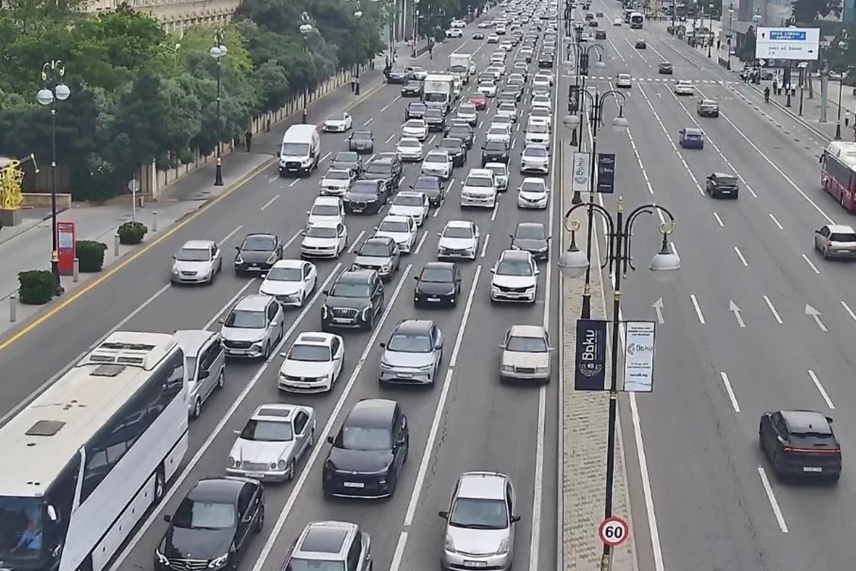 На ряде улиц и проспектов Баку затруднено движение транспорта