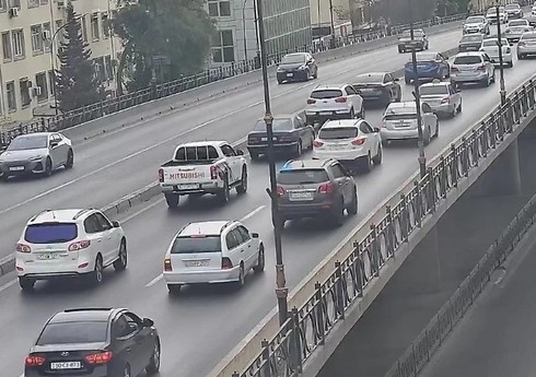 На ряде улиц и проспектов в Баку наблюдаются пробки