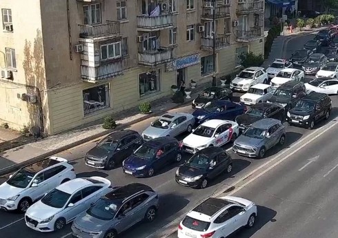 На ряде улиц и проспектов в Баку затруднено движение транспорта