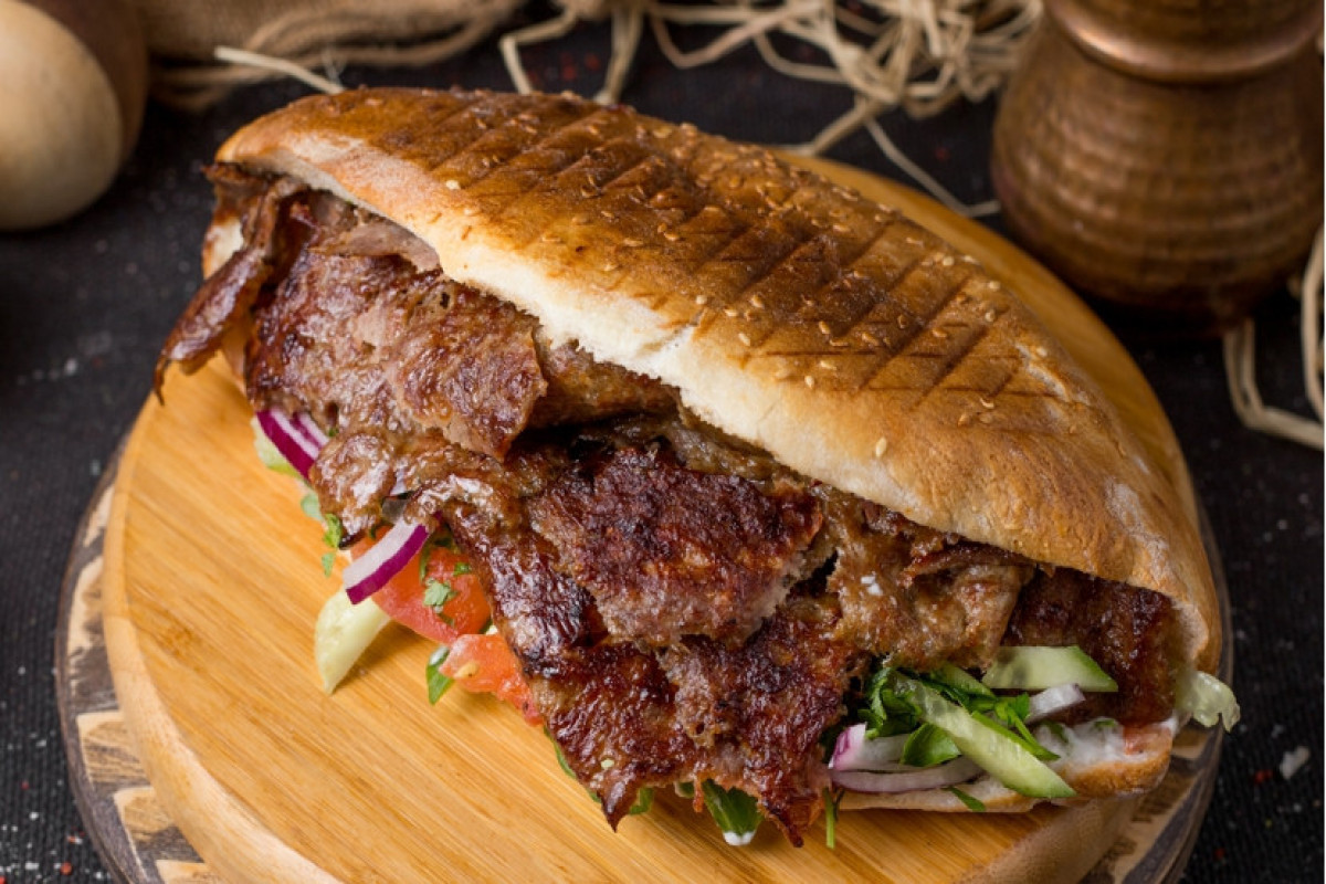 На северо-западе Азербайджана 3 человека отравились донером