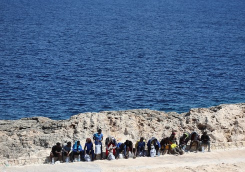 На северо-западе Франции около 60 мигрантов напали на охотников