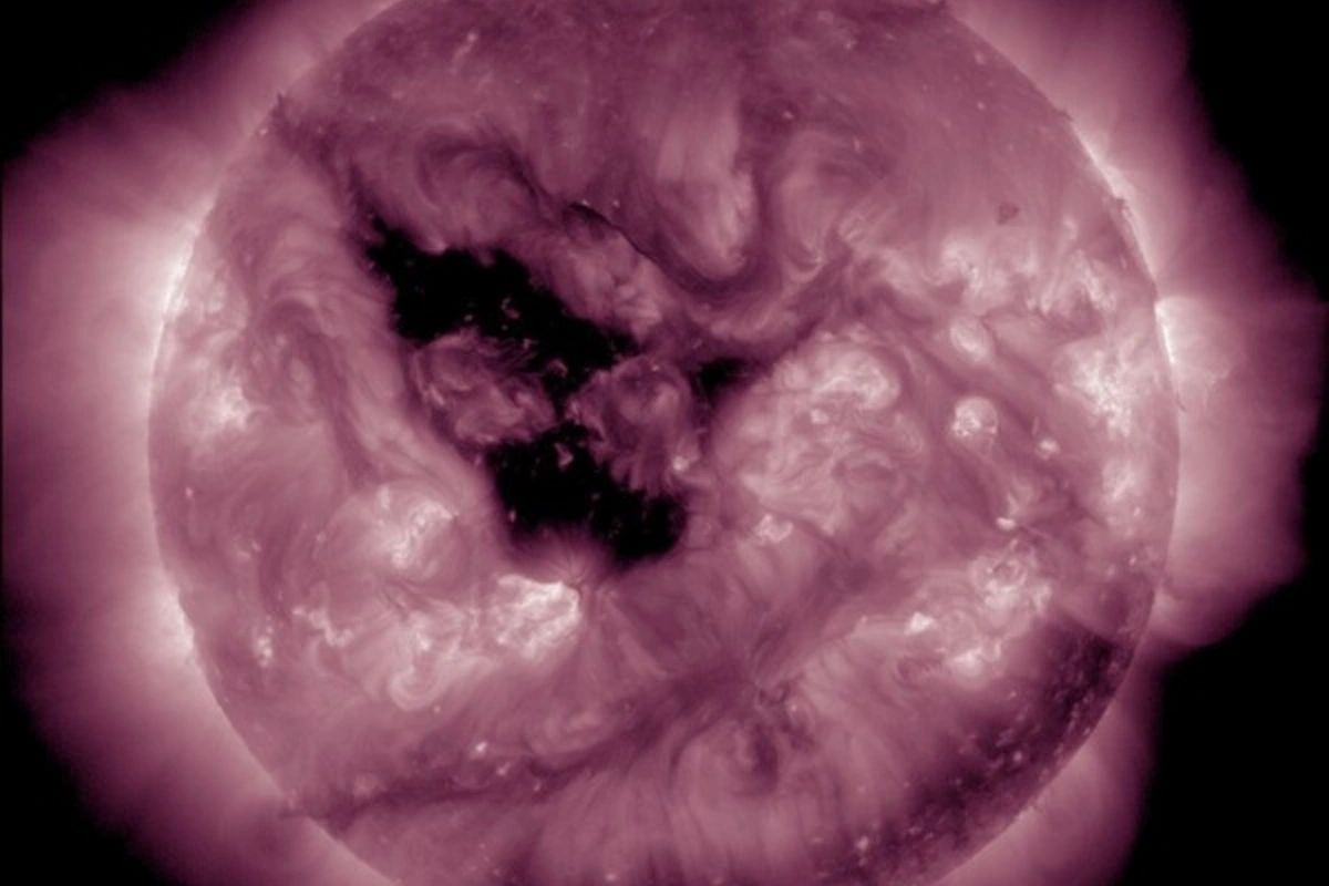 На Солнце начала расти крупная корональная дыра