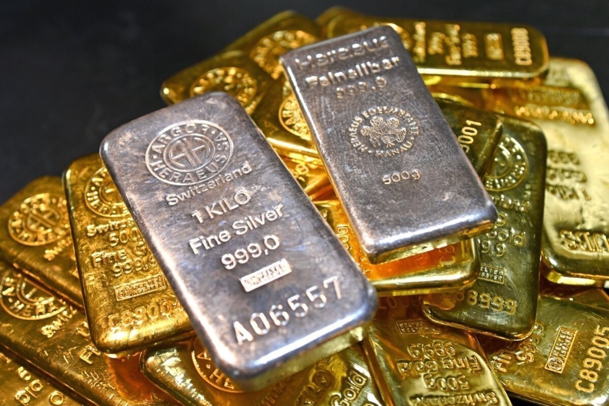 На товарных рынках цена золота опустилась ниже 4000 долларов