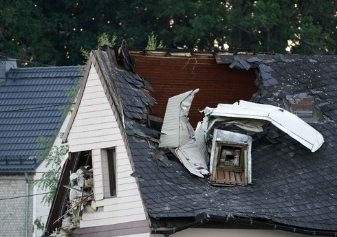 На западе Германии легкомоторный самолет упал на дом